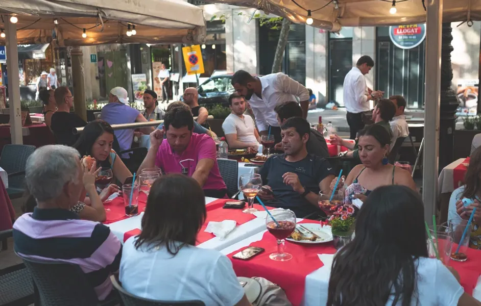 busy restaurant scene - Restaurants Near Sagrada Familia, Barcelona