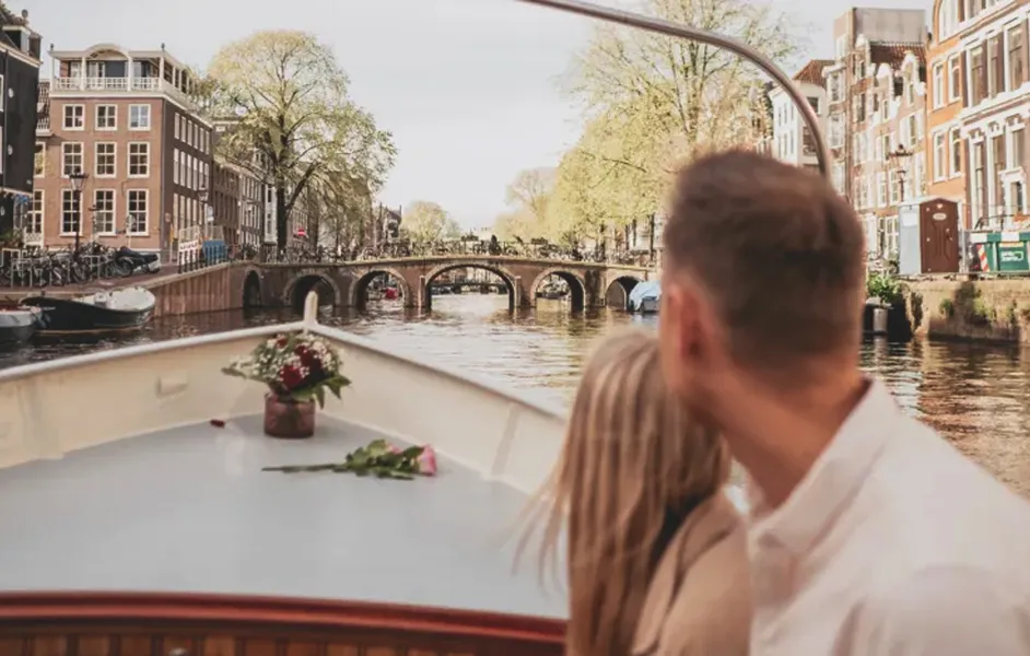 Other Last Minute Things to Do in Amsterdam - Couple enjoying a canal cruise