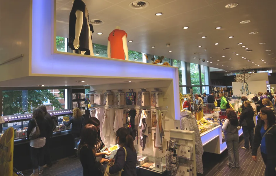 van-gogh-museum-with-kids - Family at van gogh museum shop