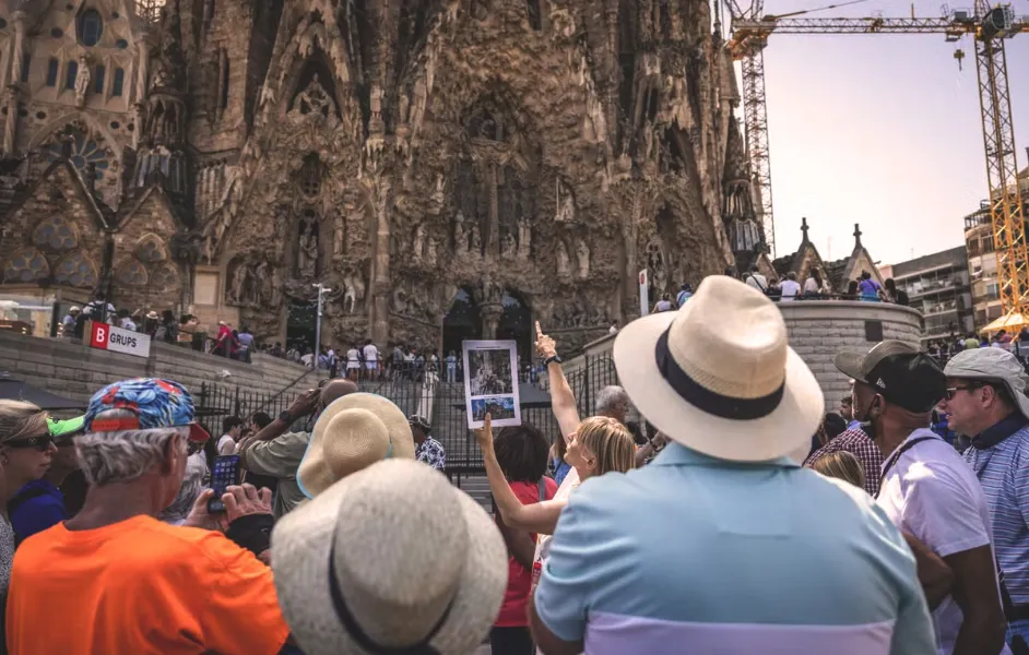 People enjoying sagrada 92 3