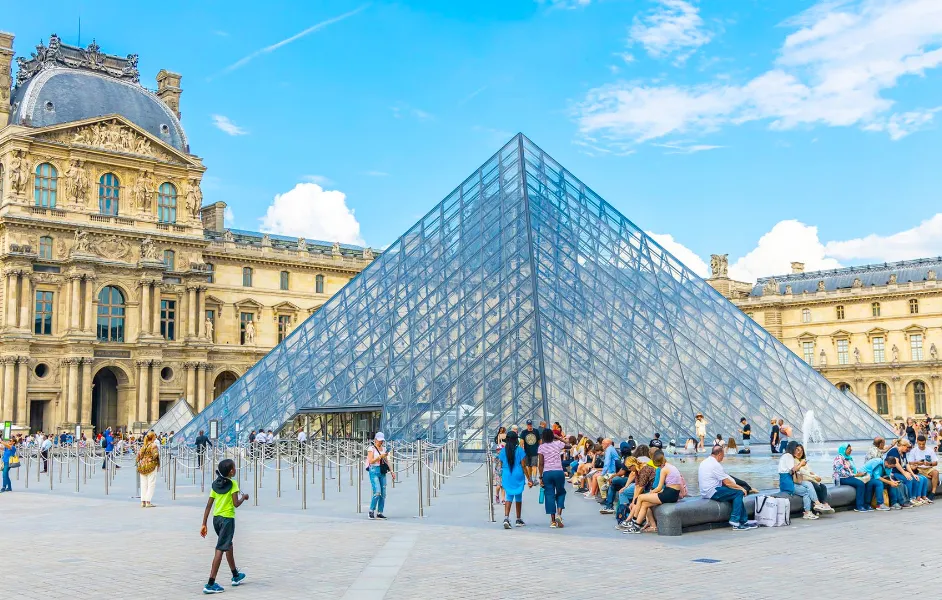 louvre museum to eiffel tower